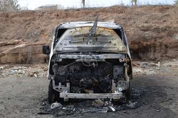 Imágenes de algunos de los vehículos afectados por los incendios en el parquin de Arnao y solar de Punto Fielato/TA.